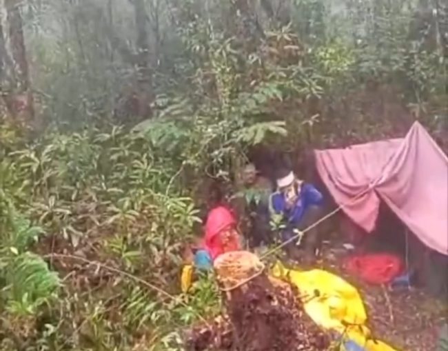 Kapolda Jambi, Irjen Rusdi Hartono Dkk dievakuasi dan diobati di tempat lebih tinggi di hutan (tangkapan layar)