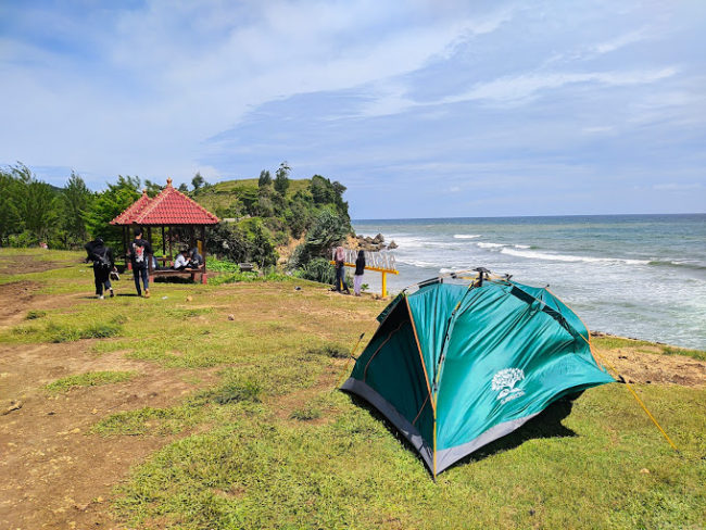 camping di Pantai Pacar Tulungagung (Foto: google maps @Arifusman)