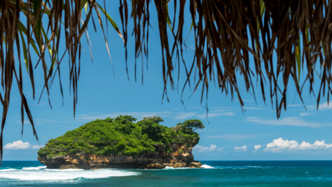 Gugusan batu karang di Pantai Watu Karung (Foto: canva)