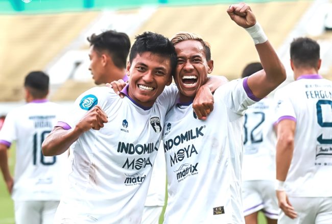 Irsyad Maulana -kiri- merayakan gol dalam laga Bali United Vs Persita Tangerang di Liga 1 Selasa 7 Maret 2023. (Foto: Persita Tangerang)