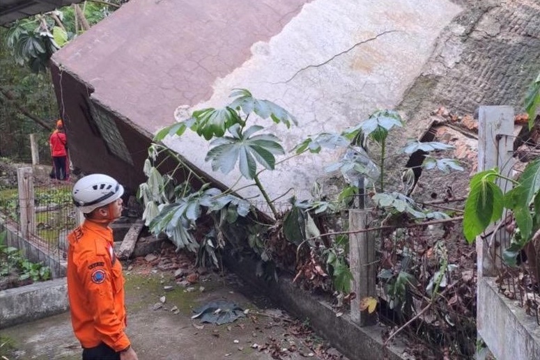 Rumah Warga Di Jaksel Ambruk Diterjang Bencana Tanah Longsor 9117