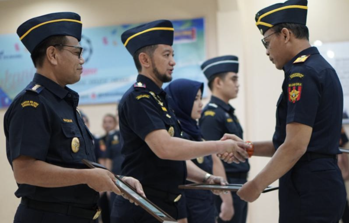 Andhi Pramono, Kepala Kantor Bea Cukai Makassar sedang jadi sorotan netizen di media sosial. (Tengah)