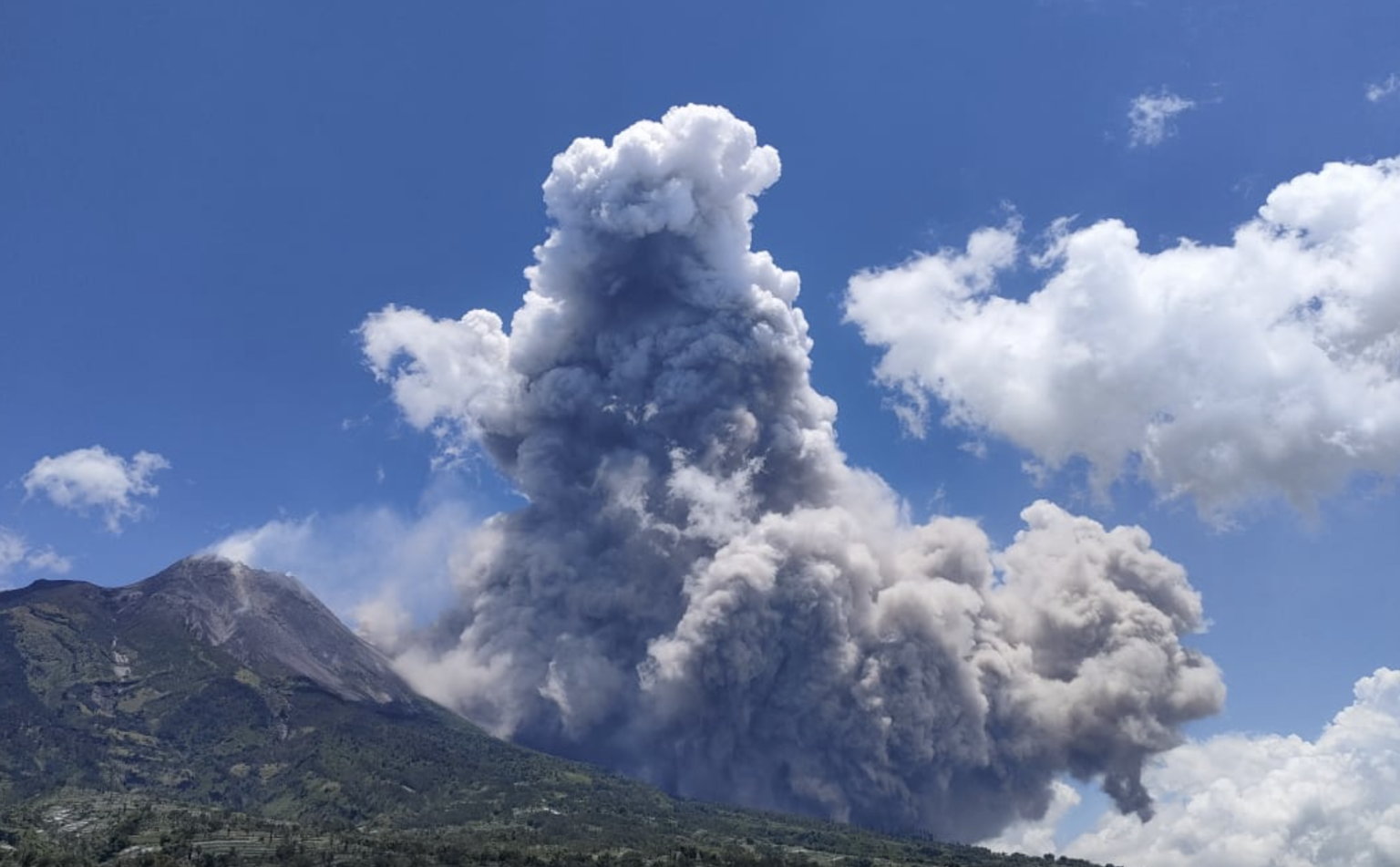 Erupsi guguran Gunung Merapi menuju barat daya Magelang, DIY. Sabtu, 11 Maret 2023.