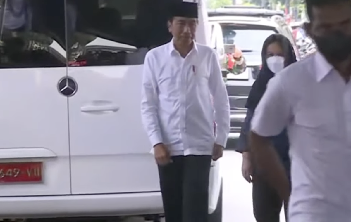 Presiden Jokowi dan Ibu Negara tiba di rumah Kepala Staf Kepresidenan Moeldoko.