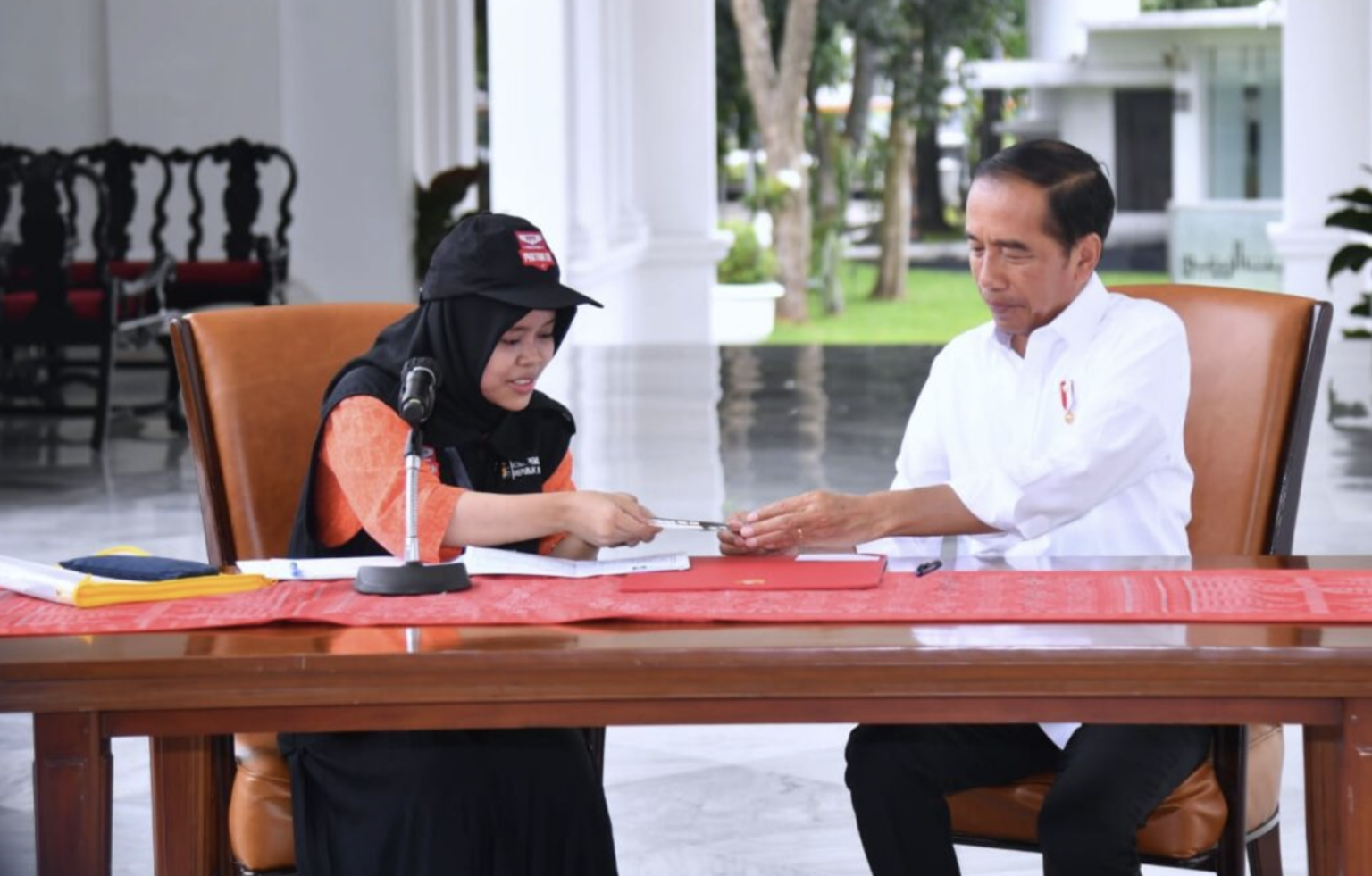 Presiden Joko Widodo mengikuti proses pencocokan dan penelitian (coklit) data pemilih pemilihan umum (Pemilu) 2024 di Istana Merdeka, Jakarta, pada Selasa sore, 14 Maret 2023. Foto: BPMI Setpres/Rusman