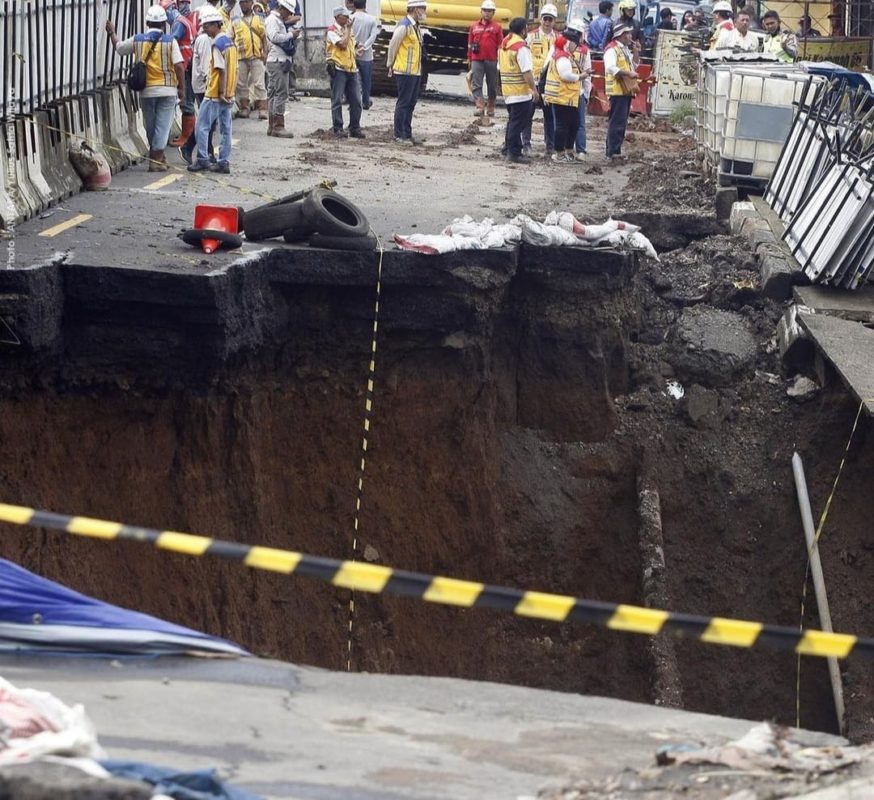 Jembatan Cikereteg Ambles, Jalan Nasional Bogor-Sukabumi Ditutup 14 Hari (Dok Jktinfo)