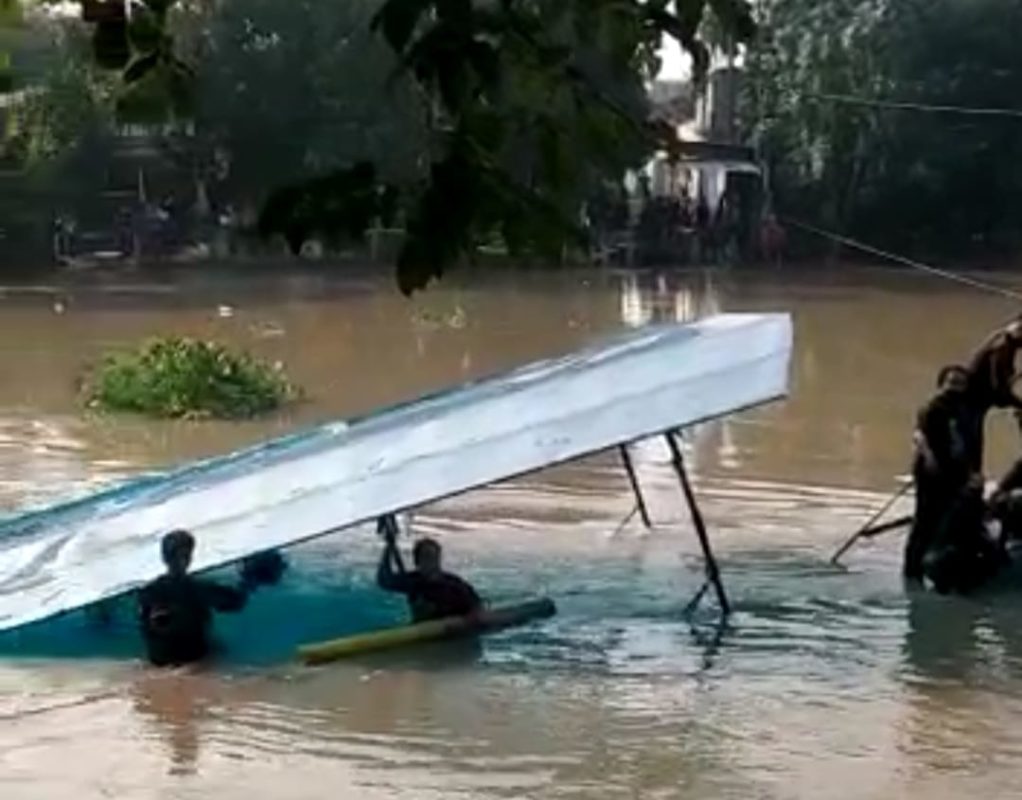 Perahu tambang terbalik dan tenggelam di Surabaya (tangkapan layar)