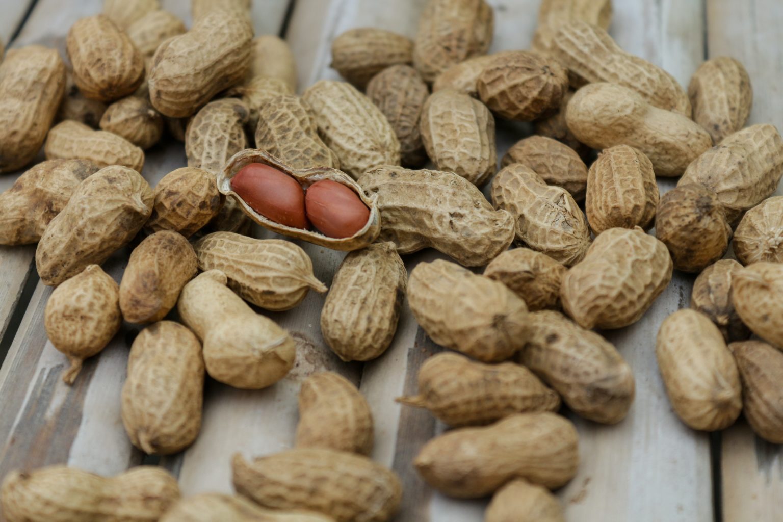 Sering Makan Kacang Bikin Jerawatan, Benarkah?