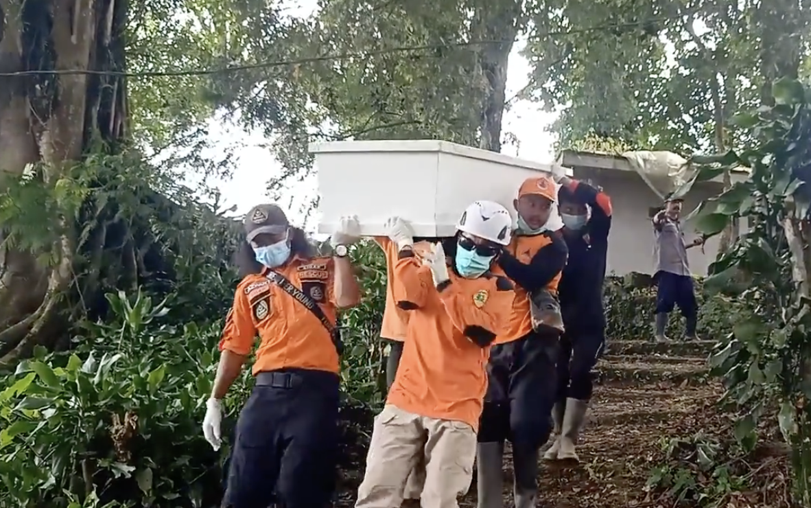 Pemakaman korban Mbah Slamet dukun pengganda uang di Banjarnegara, Jateng.