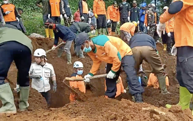 Pemakaman korban Mbah Slamet dukun pengganda uang di Banjarnegara, Jateng.