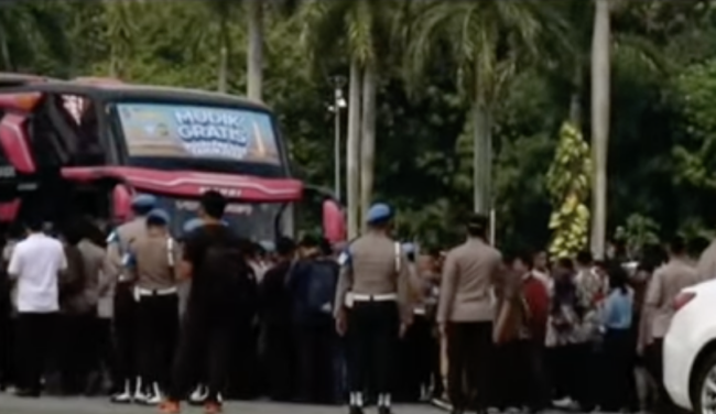 Kapolri Jenderal Listyo Sigit Prabowo melepas mudik gratis Polri Presisi 2023 yang dipusatkan di Monas, Jakarta pada Selasa, 19 April 2023.