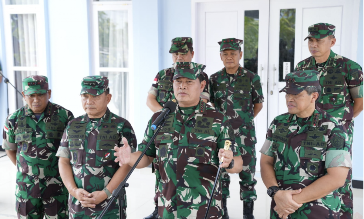 Panglima TNI Laksamana Yudo Margono meningkatkan status operasi di Papua menjadi siaga tempur.