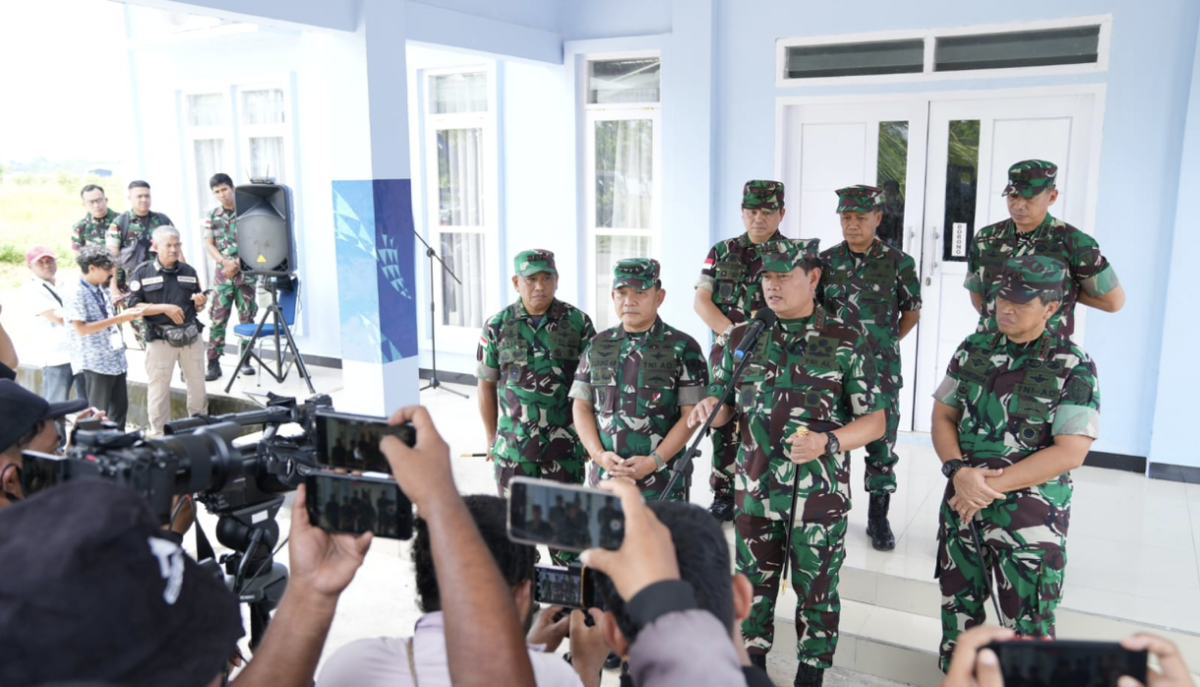 Panglima TNI Laksamana Yudo Margono meningkatkan status operasi di Papua menjadi siaga tempur.