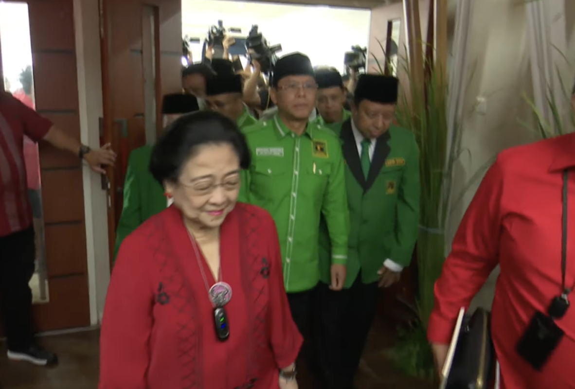 Ketum PDIP Megawati Soekarnoputri menyambut kedatangan elit PPP.