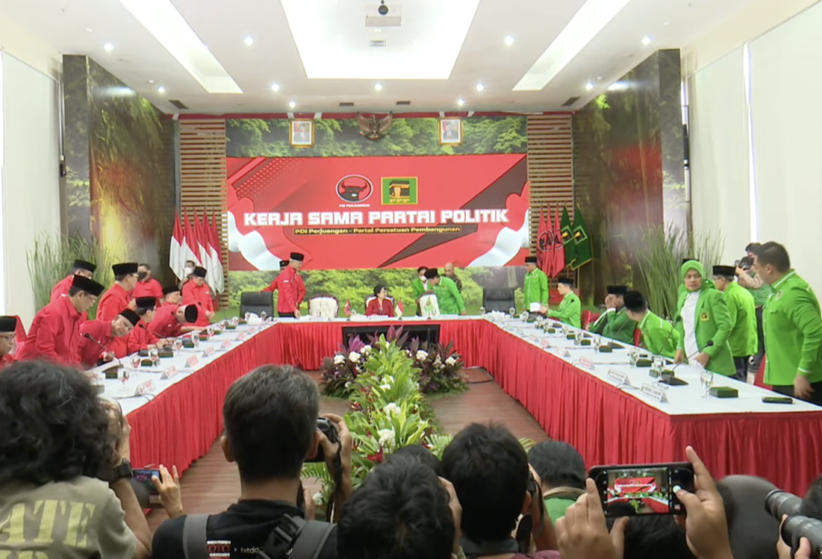 Sekjen PDIP Hasto Kristiyanto meminta para elite PPP untuk pekikan salam merdeka.