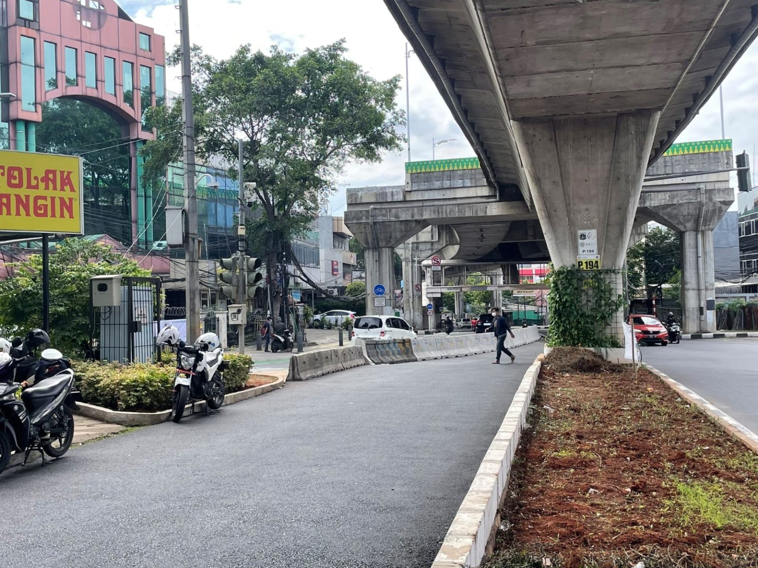 Hilangnya jalur sepeda dan pedestrian di Persimpangan Pasar Santa, Kebayoran Baru, Jaksel (Dok Twitter)