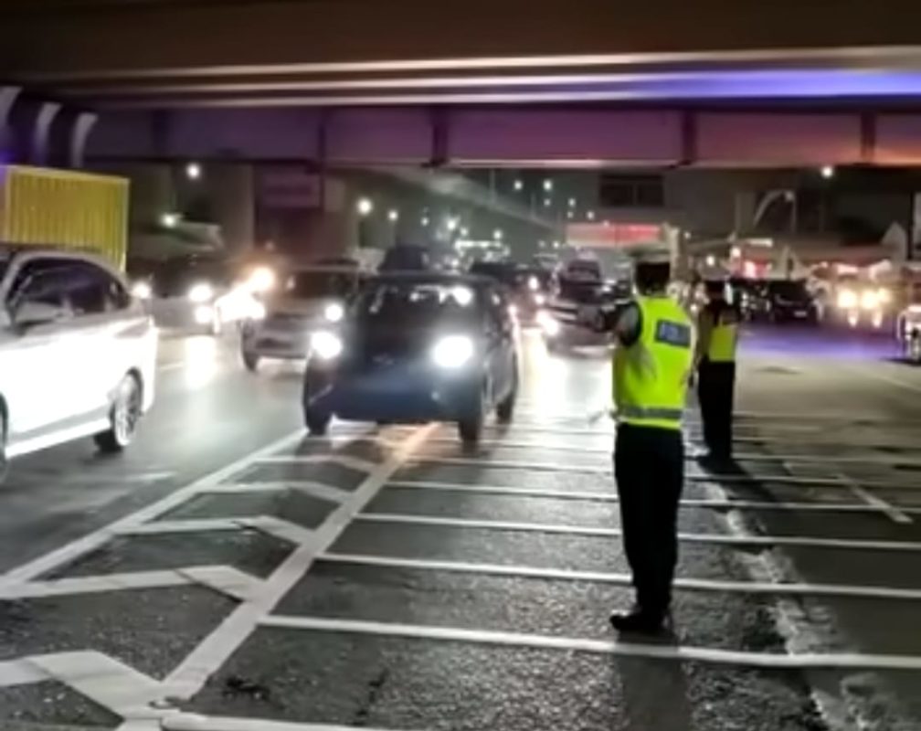 Polisi menutup Jalan Tol Layang MBZ, lalu lintas arah Cikampek padat (Dok TMC Polda Metro)