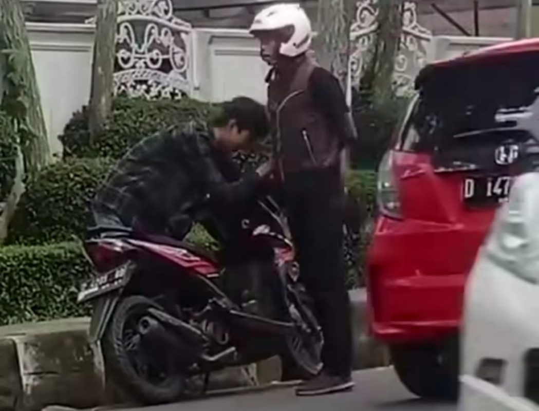 Video viral pemuda di Cimahi dihajar hingga kejang padahal sudah minta maaf (tangkapan layar)