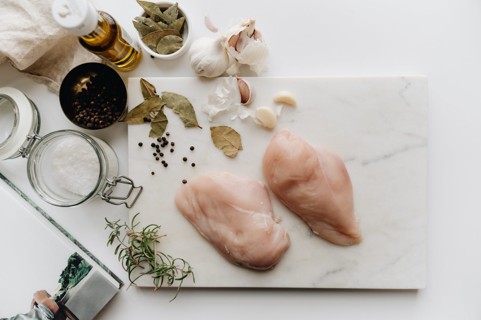 Trik Mencairkan Daging Ayam Beku dengan Aman