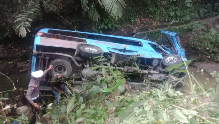 Bus rombongan siswa SD terjun ke jurang di Samosir, Sumut (Dok Polres Samosir)