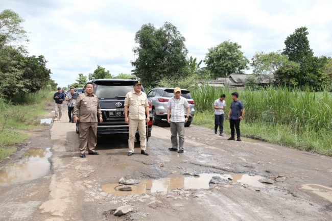 Gubernur Lampung Arinal Djunaidi mengecek kondisi jalan rusak jelang kedatangan Jokowi (Dok Humas Pemprov Lampung)