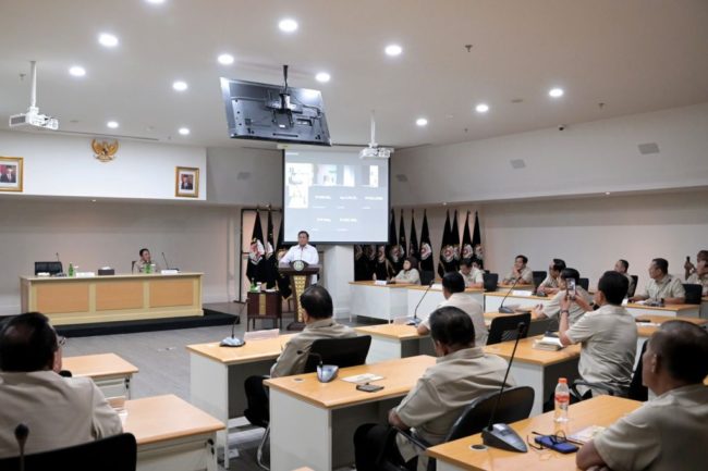 Menteri Pertahanan Prabowo Subianto melakukan kunjungan kerja ke Kantor Pusat Persatuan Purnawirawan (PP) Polri, di Jakarta, Senin (15/5/2023). (Biro Humas Setjen Kemhan)
