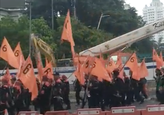 Puluhan ribu buruh dari berbagai elemen melakukan longmarch menuju Gedung DPR Jakarta.