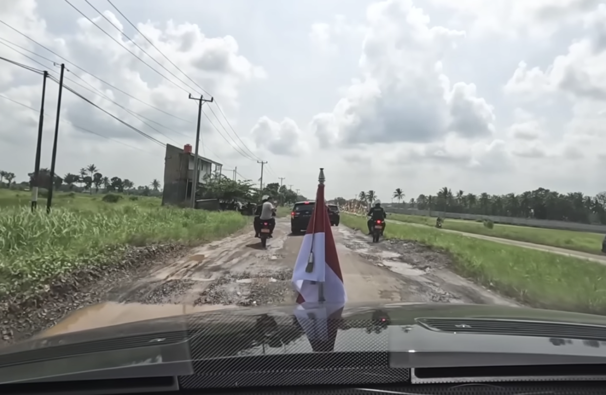 Presiden Jokowi melintasi jalan rusak di Lampung pada Jumat, 5 Mei 2023.