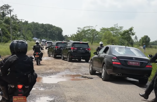 Presiden Jokowi melintasi jalan rusak di Lampung pada Jumat, 5 Mei 2023.