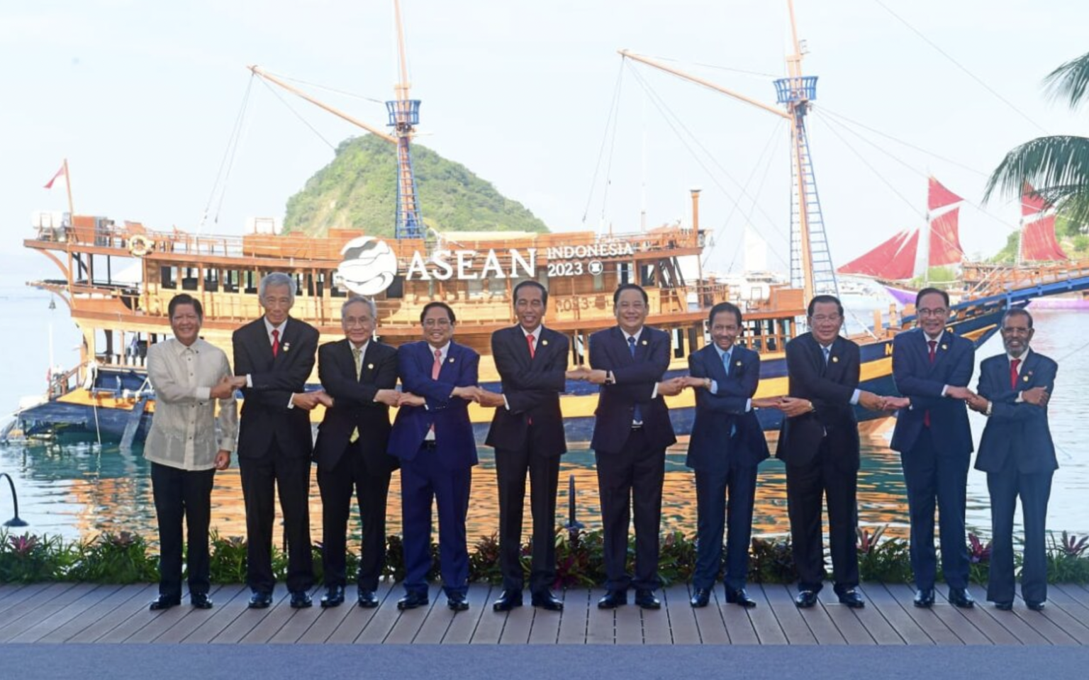 Presiden Joko Widodo berfoto bersama para pemimpin ASEAN di Hotel Meruorah, Labuan Bajo, Kabupaten Manggarai Barat, Provinsi Nusa Tenggara Timur, Rabu, 10 Mei 2023. Foto: BPMI Setpres/Muchlis Jr.