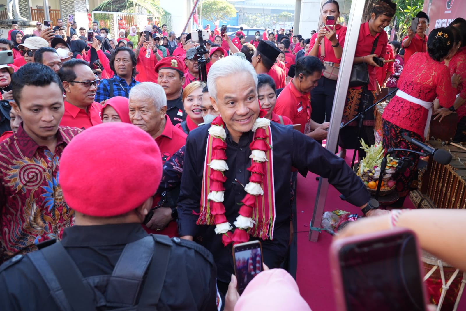 Ganjar Pranowo tiba di Kota Lombok, NTB untuk menghadiri konsolidasi pemenangan Pilpres 2024. Dok: PDIP