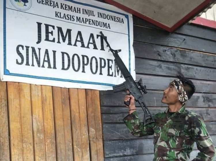 Foto Prajurit Pegang Senjata Di Gereja Papua Ini Penjelasan Tni