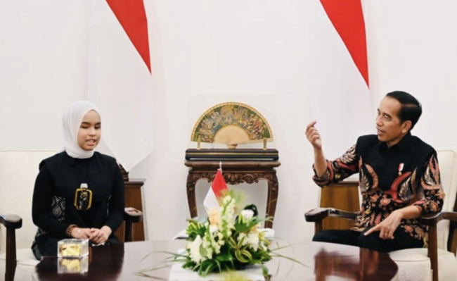 Presiden Joko Widodo menerima kunjungan Putri Ariani, penyanyi Indonesia sekaligus peraih golden buzzer pada ajang America’s Got Talent (AGT) 2023 di Istana Merdeka, Jakarta, pada Rabu, 14 Juni 2023. Foto: BPMI Setpres/Laily Rachev