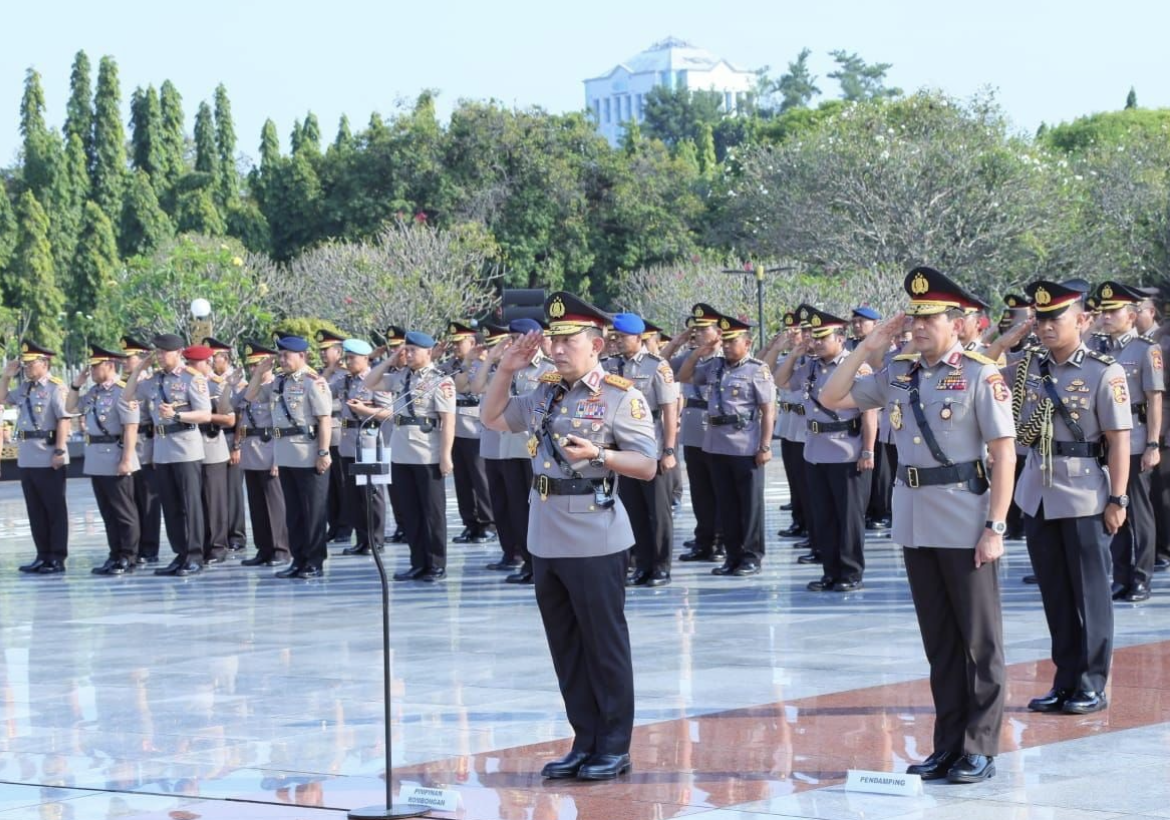 Kapolri Jenderal Polisi Listyo Sigit Prabowo, beserta jajaran melakukan ziarah ke Taman Makam Pahlawan (TMP) Kalibata.