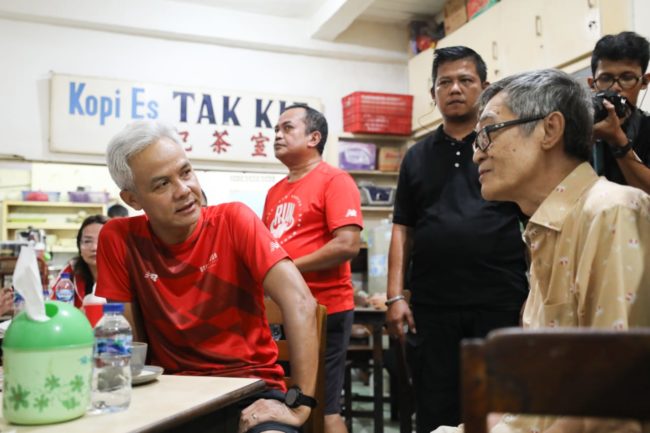 Ganjar Pranowo di kedai Kopi Es Tak Kie dan bertemu sang pemilik, Latief Yulus (70).