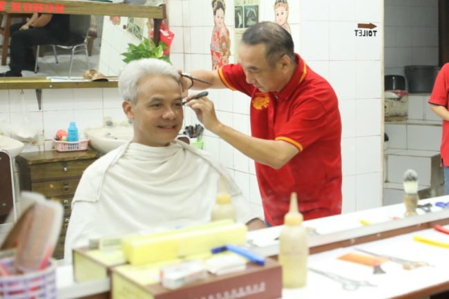 Ganjar pangkas rambut di Ko Tang Glodok, Jakarta Barat. 