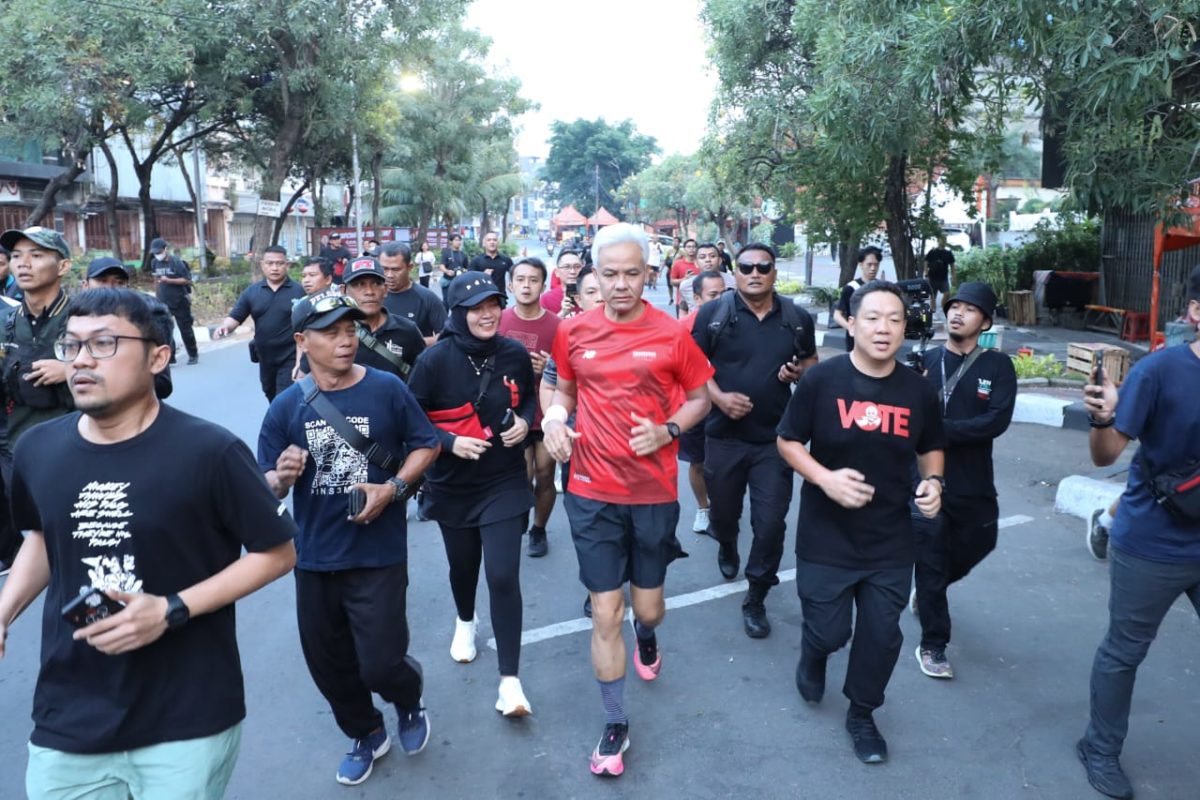 Ganjar Pranowo lari pagi di kawasan Glodok, Jakarata pada Minggu, 4 Juni 2023.