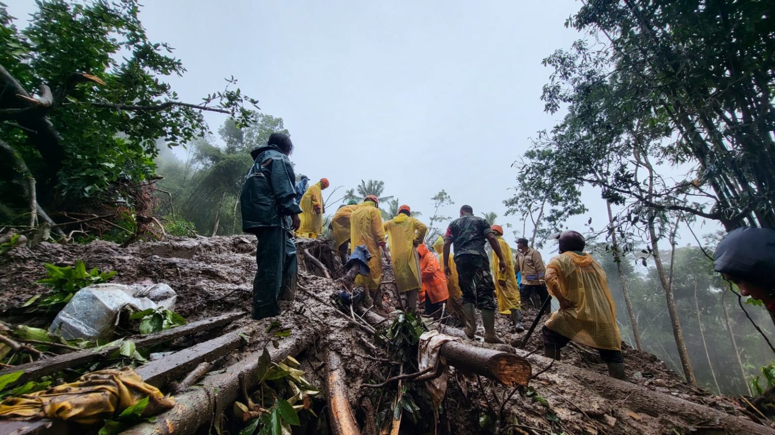 Tiga orang meninggal dunia akibat tertimbun tanah longsor di Lumajang, Jatim, pada Jumat, 7 Juli 2023.