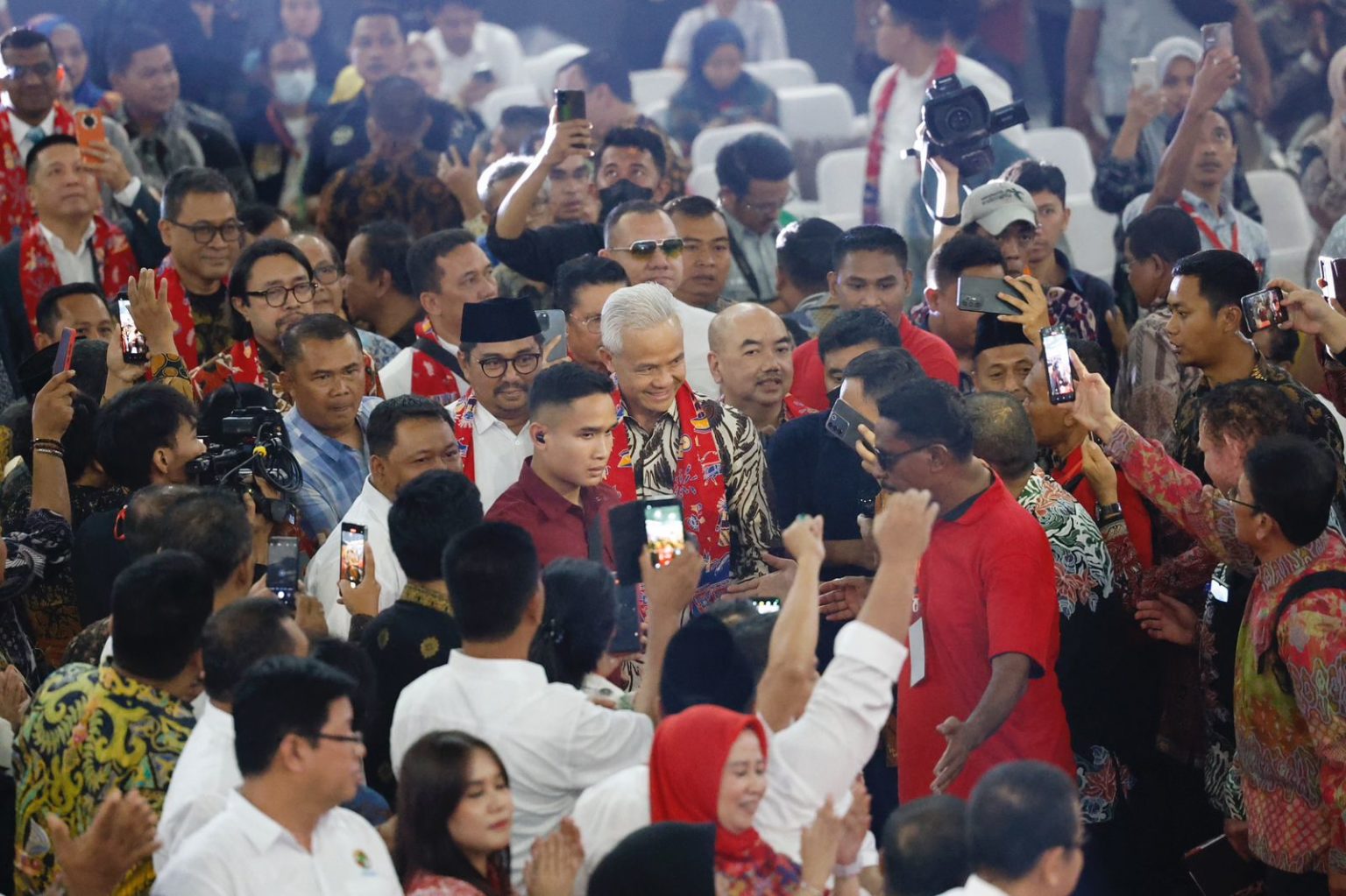 Gubernur Jawa Tengah sekaligus capres dari PDI Perjuangan, Ganjar Pranowo, menghadiri undangan acara peringatan Hari ke-76 Koperasi Indonesia di Tennis Indoor Senayan, Jakarta Pusat, Rabu (12/7/2023). Dok: PDIP.