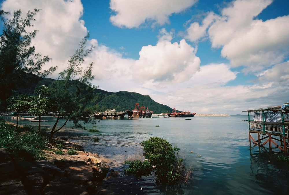 Pemandangan pantai desa nelayan