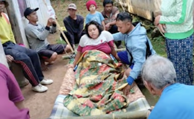 Bidang Dewi, mengendari motor trail terabas daerah pelosok demi untuk membantu persalinan. 