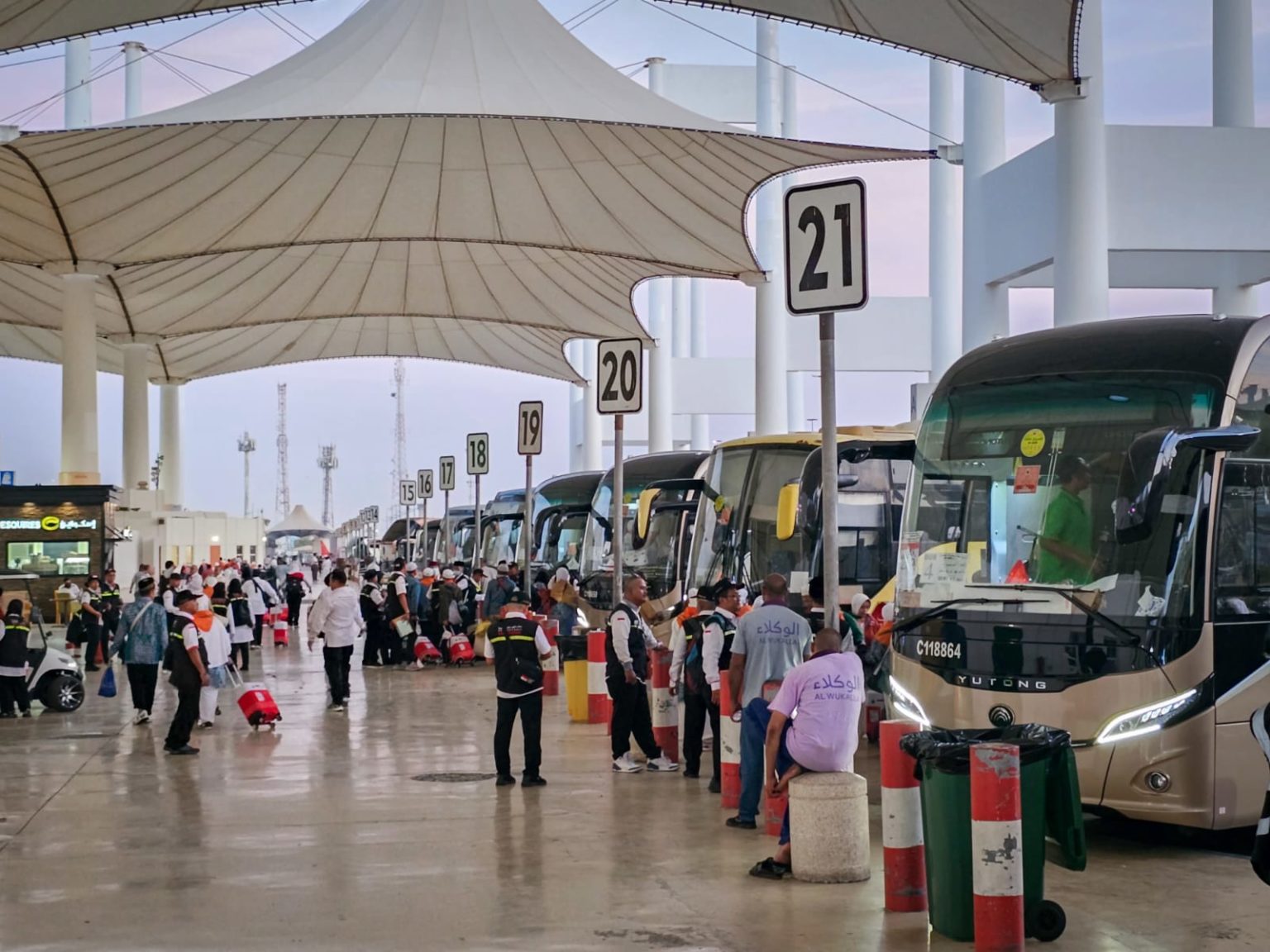 Hari ini sebanyak 6.961 jemaah haji atau 18 kelompok terbang (kloter) diterbangkan ke Tanah Air dari Bandara Internasional King Abdul Aziz, Jeddah