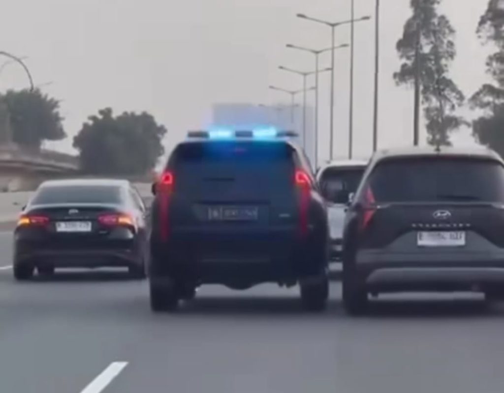 Video mobil Pajero Sport ugal-ugalan nyaris celakai mobil lain di jalan Tol (tangkapan layar)