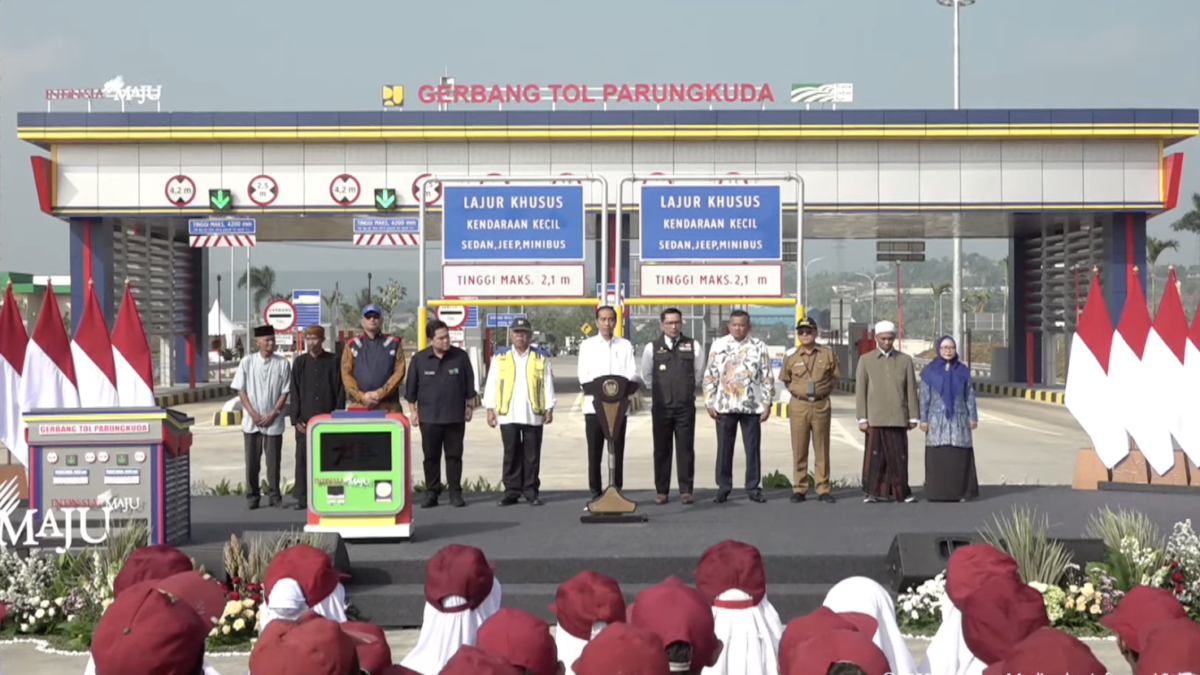 Presiden Joko Widodo(Jokowi) meresmikan jalan Tol Ciawi - Sukabumi ruas Cigombong - Cibadak dengan panjag 11,9 kilometer pada Jumat, 4 Agustus 2023.