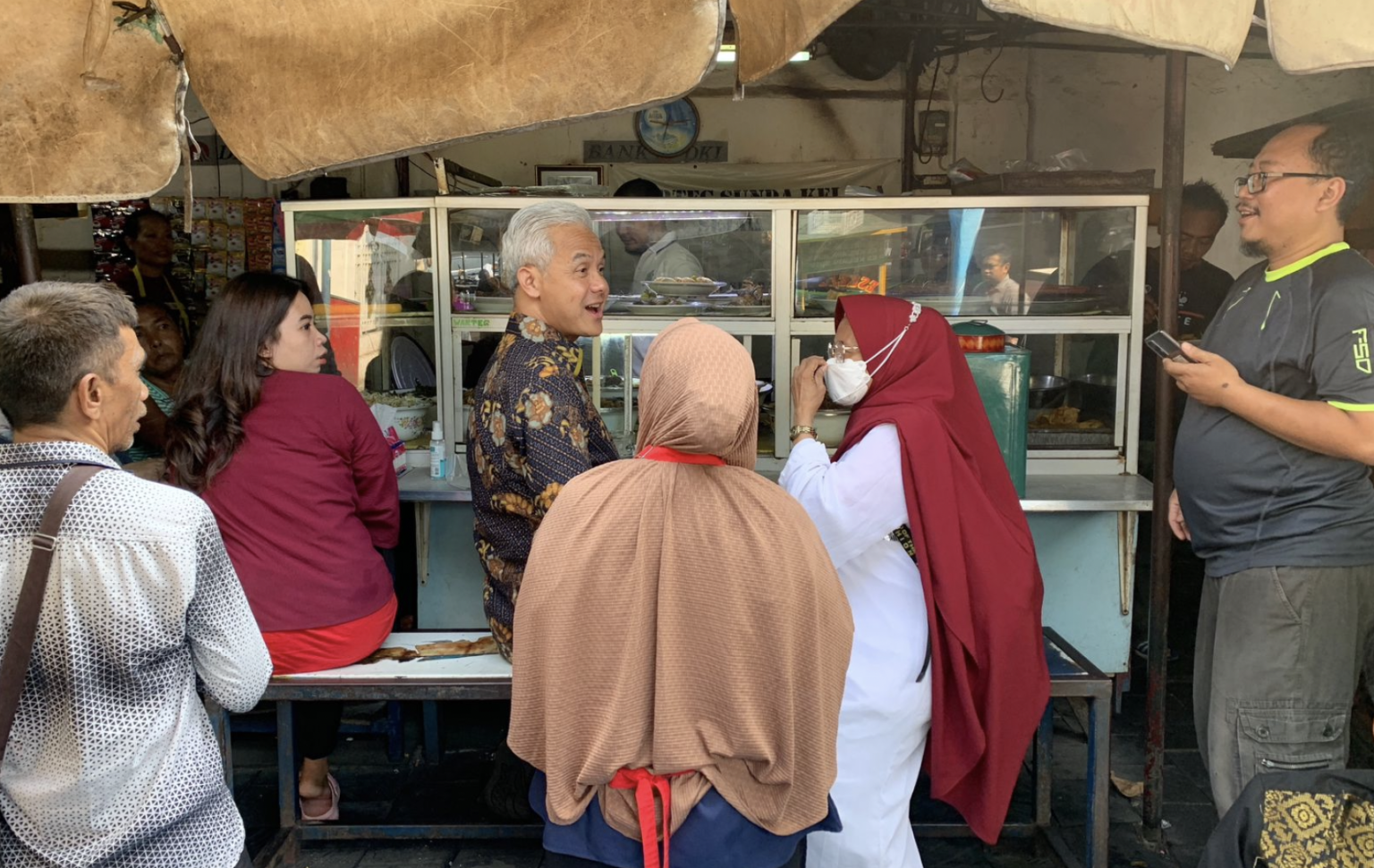 Ganjar Pranowo bikin heboh warga saat makan di Warteg Sunda Kelapa, Jakarta.