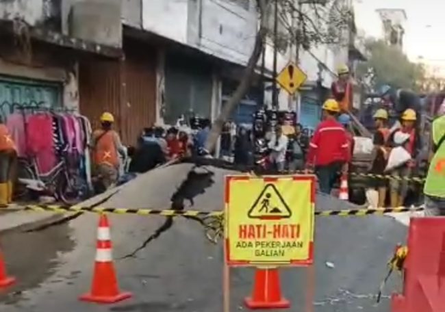 Jalan Raya Pasar Kembang Surabaya mendadak meletus. Ini sebabnya (tangkapan layar)