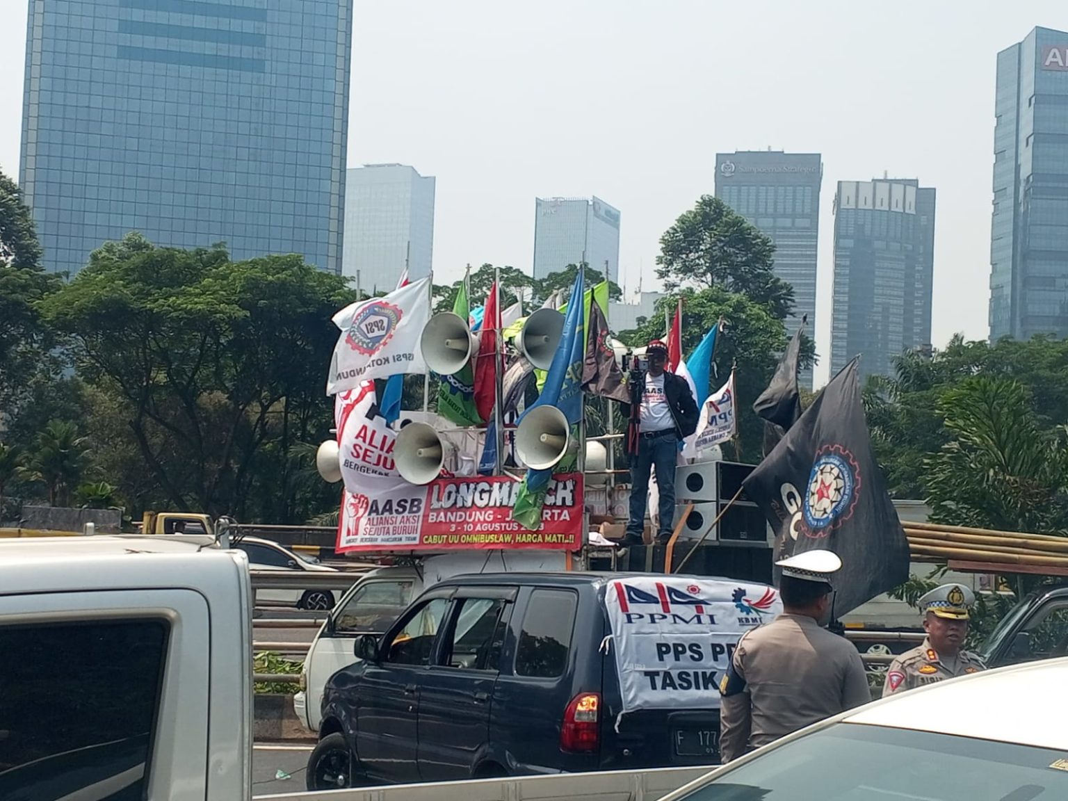 Massa Aliansi Aksi Sejuta Buruh (AASB) saat melintas di kawasan Semanggi, Jakarta. (dok: Bobby Sansan)