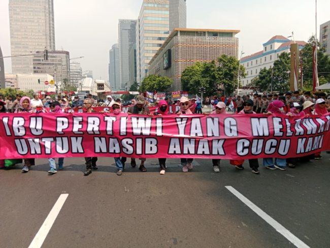 Massa buruh mulai long march menuju Istana Negara. 