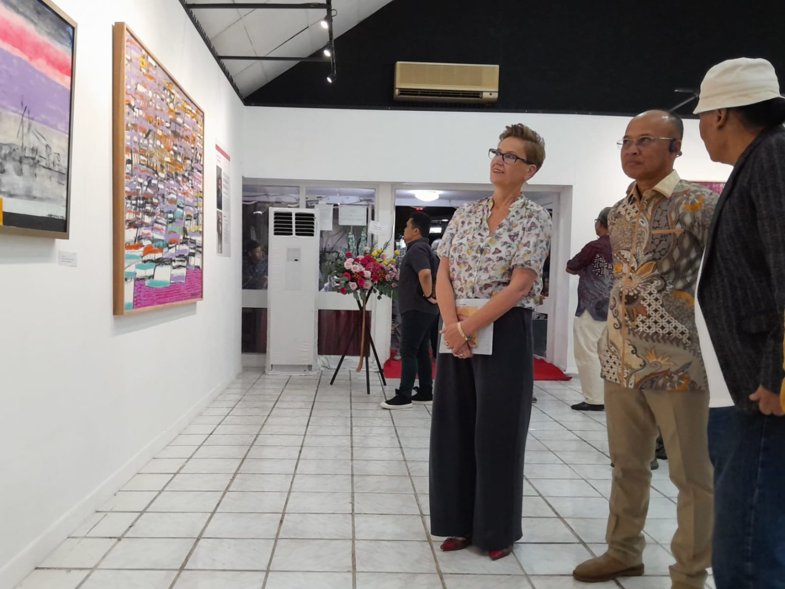 pelukis kawakan Syahnagra Ismail menggelar pameran lukisan bertajuk "Painting Out Loud" di Balai Budaya Jakarta.