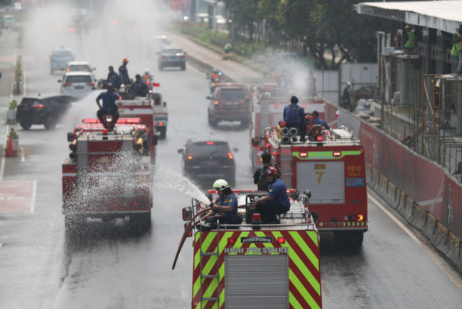 Penyemprotkan air di sepanjang Jalan Jenderal Sudirman dan Jalan M.H. Thamrin, Jakarta Pusat, Jumat, 25 Agustus 2023. (Dok: Pemprov DKI)